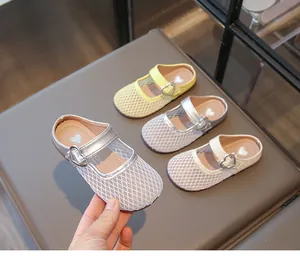 Detail von Mesh Mary Jane Sandalen mit Herzschnalle und atmungsaktivem Hohlmaterial
