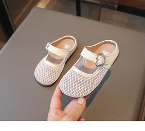 Details von Kinder-Hausschuhen aus Mesh mit Herzschnalle und atmungsaktivem Design