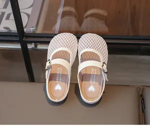 Detail der beige Mary Jane Mesh-Schuhe für Mädchen mit silberner Herzschnalle und Netzstoff