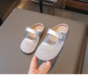 Nahaufnahme silberner Mary Jane Schuhe mit Netzkappe und herzförmiger Metallschnalle