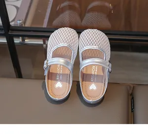 Nahaufnahme weißer Netz-Mary-Jane-Sandalen mit silbernem Besatz und bedruckter Innensohle