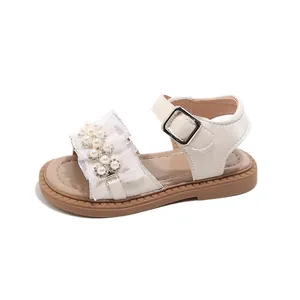 Eleganti sandali da bambina color panna con perle, pizzo e cinturino regolabile