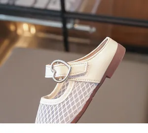 Details von beigen Mesh-Mary Janes für Kinder mit atmungsaktivem Stoff und Herzschnalle