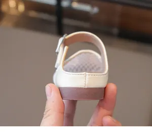 Detailansicht der cremefarbenen Mädchen-Flachschuhe mit vertikaler Naht und Gummisohle
