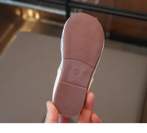 Nahaufnahme der rutschfesten Gummisohle in Größe 26 mit Grip für Kindersandalen