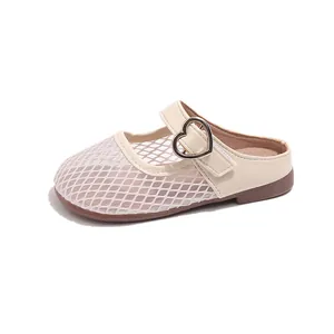 Atmungsaktive Kinder-Mesh-Mules in Creme mit goldener Herzschnalle und brauner Sohle