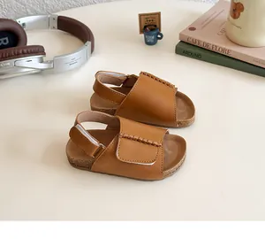 Nahaufnahme von Kinder-Leder-Sandalen mit Klettverschluss und Kork-Struktur-Fußbett