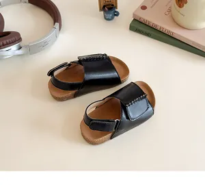 Detail von Kinder-Ledersandalen in Schwarz mit Klettverschluss und bequemer Korksohle