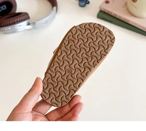 Nahaufnahme der braunen Anti-Rutsch-Gummisohle für Kindersandalen in Größe 23