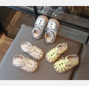 Details von Mädchensandalen mit Schleifen, Herz-Ausschnitten und gewebter Zehenkappe