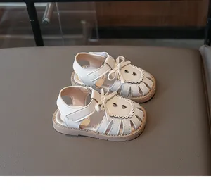 Detailansicht der Mädchen Sandalen mit Schleife, gewelltem Rand und Herz-Ausschnitten