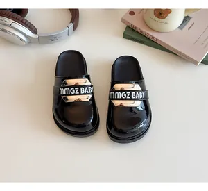 Dettaglio delle sabot nere in vernice per bambine con decorazioni dorate MMGZ BABY