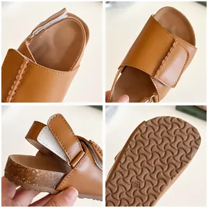 Klassische braune Kleinkindersandalen mit Klettverschluss und rutschfester Korksohle