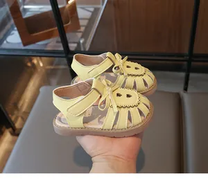 Details der Mädchen Sandalen mit Schleife Herzmuster und Klettverschluss