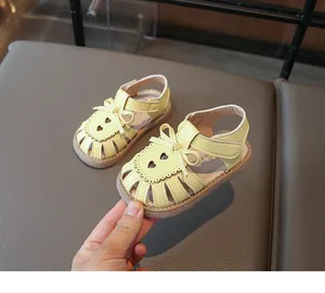 Gelbe Kinder-Sandalen mit Schleife, Herz-Lochmuster und praktischem Klettverschluss