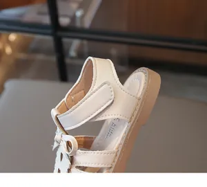 Detailansicht beige Mädchensandalen mit Schleifenverzierung und Herz-Ausschnitten