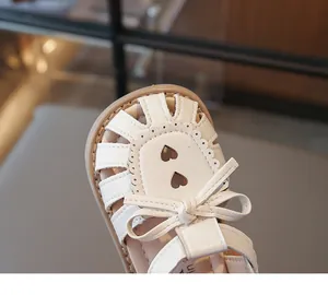 Detailansicht der Kindersandalen mit Herz-Ausschnitten und zarter Schleifendekoration