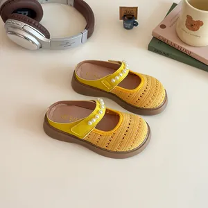 Gelbe Mädchen Sandalen mit weißen Perlenriemen und dicker brauner Sohle für den Sommer