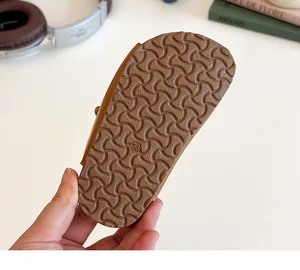 Détail de la semelle EVA antidérapante avec texture ondulée et taille 23 pour enfants