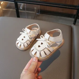 Weiße Mädchen-Sandalen mit geschlossener Zehenpartie, Schleife und Herz-Ausschnitten