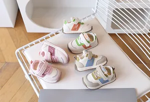 Dettaglio scarpe da camminata antiscivolo per neonati con chiusura a velcro morbida