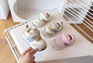 Dettaglio scarpe primi passi antiscivolo con suola morbida in vari colori primaverili