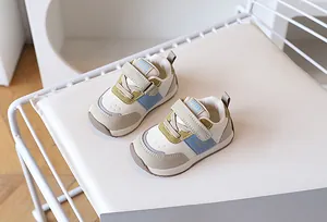 Dettaglio di scarpe primi passi per neonati con suola morbida e doppio velcro