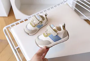 Dettaglio di scarpe per bambini con superficie in pelle, velcro e suole antiscivolo