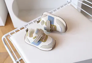 Dettaglio delle scarpe da primi passi con chiusura a strappo e punta traspirante