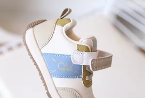 Dettaglio scarpe per neonati con chiusura a velcro e suola in gomma antiscivolo