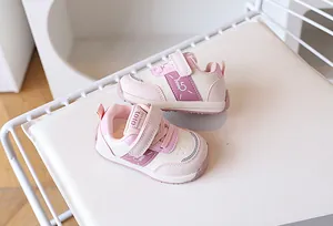 Dettaglio scarpe primi passi rosa e viola con suola antiscivolo e chiusura a strappo