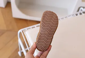 Detail van de antislip rubberen zool met golfpatroon voor leren kinderschoenen