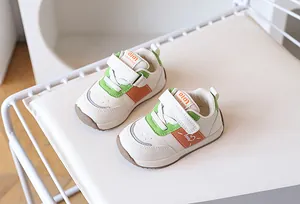 Vista dettagliata di scarpe da passeggio per bambini con suola in gomma antiscivolo e velcro