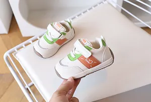 Dettaglio di scarpa da camminata morbida per neonati con velcro e design a blocchi di colore