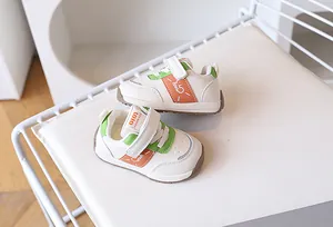 Dettaglio scarpe primi passi bimbo con suole antiscivolo e chiusura in velcro