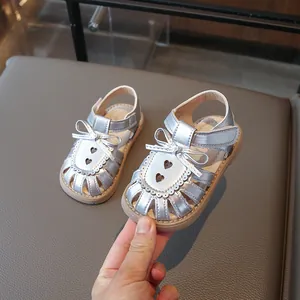 Silberne Mädchen Sandalen mit Schleife und Herz-Ausschnitt für den Sommer