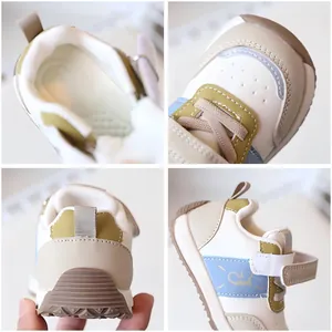Vista multi-angolo di scarpe per bambini con suole morbide e design antiscivolo colorato