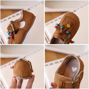 Meisjes bruine lederen Birkenstock schoenen met gekleurde kralen, franjes en smile badge