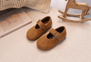 Détail de chaussures Mary Jane pour filles en velours côtelé marron et boucle