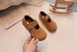 Détail de chaussures Mary Jane marron en daim pour filles avec boucle en métal réglable