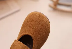 Vue détaillée des chaussures en feutre marron pour filles avec texture douce et semelle