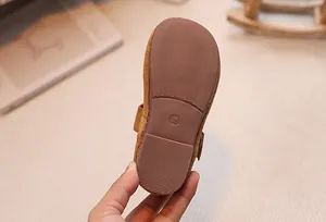 Détail de la semelle en caoutchouc antidérapante de chaussures marron pour filles taille 26