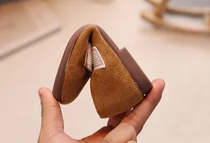 Détail de la chaussure souple en daim marron pour fille montrant la semelle pliable