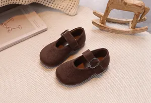 Vue de dessus des chaussures Mary Jane brunes en daim pour filles avec boucles argent