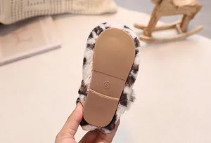 Detail of the leopard print faux fur and non-slip sole with size 25 on kids winter shoes