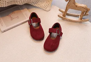 Détail des chaussures Mary Jane en daim bordeaux pour enfants avec boucle métallique