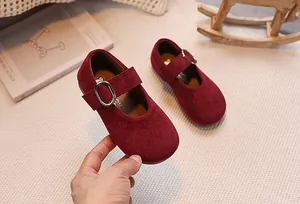 Détail de chaussures Mary Jane en daim bordeaux avec boucle en métal argenté