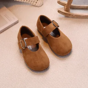 Élégantes chaussures Mary Jane en daim marron pour filles avec boucle et semelle souple