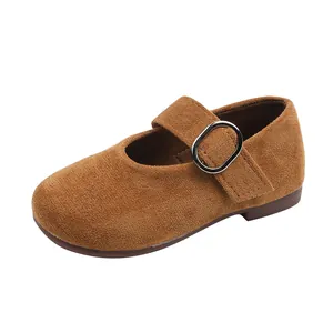 Chaussures Mary Jane en daim marron pour filles avec bout rond et boucle argentée