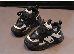 Detaillierte Draufsicht der Kinder-Sneaker mit Schwarz-Weiß-Kontrast und rutschfester Sohle